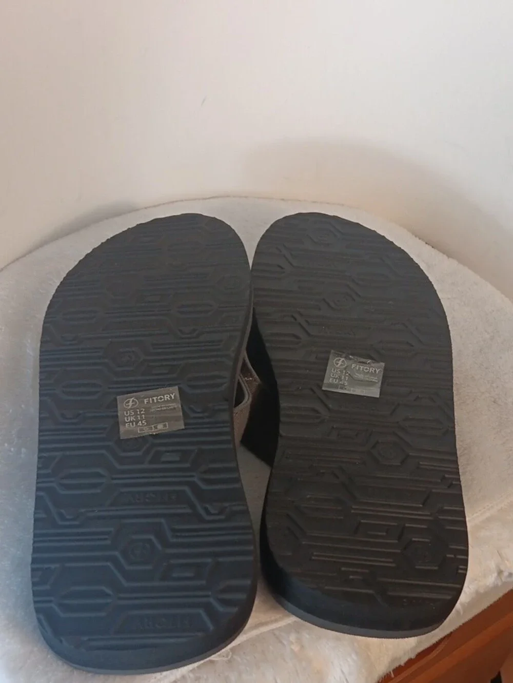 Fitory Men’s Black and Brown Comfort Flip Flops
